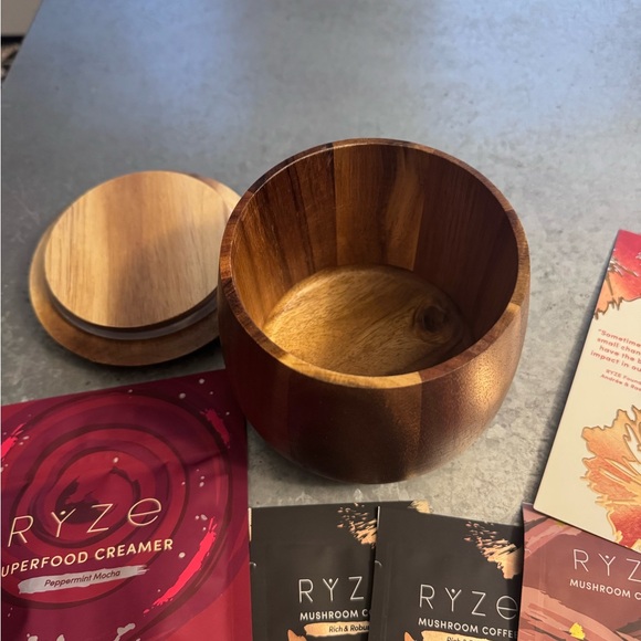 Ryze Acacia jar + spoon + 3 sample packets + magnet + peppermint mocha creamer - Picture 6 of 6